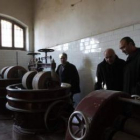 El alcalde y los ediles Luis Álvarez y Enrique Soto ante máquinas de hacer chocolate.