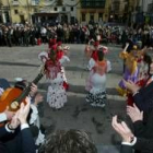 El Coro Rociero Amigos del Camino amenizó la espera ante cientos de personas