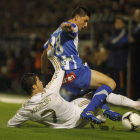 Borja Valle se lleva el balón ante Cristiano en el partido de Copa Ponferradina-Real Madrid disputado en El Toralín en diciembre de 2011