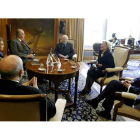 El ministro de Educación, la reina, el rey, el escritor Caballero Bonald, su esposa y el director del Instituto Cervantes.