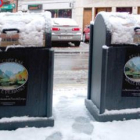 Los carteles han aparecido por muchas calles y en los nuevos contenedores de basura.