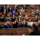 Pedro Sánchez recibe el aplauso de la bancada socialista, ayer, tras la aprobación de los PGE. FERNANDO ALVARADO