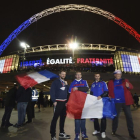 El estadio de Wembley, teñido con los colores de la bandera francesa y el lema 'Liberta, igualdad, fraternidad'