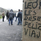 Una pintada reivindica la titularidad leonesa de los terrenos de Pinos, en una imagen de archivo.