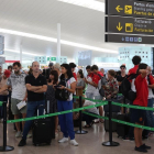 Colas en el control de maletas en la Terminal 1 de El Prat /