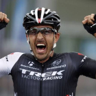 Fabian Cancellara, eufórico tras cruzar la línea de meta en Oudenaarde y conquistar por tercera vez la Vuelta a Flandes.