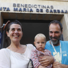 Jorge Sanz, su hija Naia, y su pareja, la francesa Marie Gabriel, ayer en el albergue. JESÚS F. SALVADORES