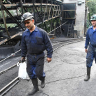 Trabajadores de Alto Bierzo entrando a la mina de interior.