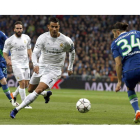 Cristiano con el balón ante el defensa suizo del Wolfsburgo Ricardo Rodríguez en la vuelta de cuartos de la Champions. KIKO HUESCA