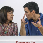 Pedro Sánchez habla con la presidenta del PSOE, Cristina Narbona, en la sede del partido .