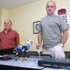 Pedro Nieto (izquierda), presidente de la gestora, junto al ex secretario del PSOE ponferradino