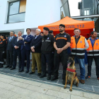 El consejero de Fomento y Medio Ambiente, Juan Carlos Suárez-Quiñones (C), junto a los componentes de la nueva Agrupación de Voluntarios de Protección Civil de Carracedelo.