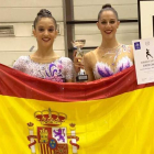 Sara Llana y Carolina Rodríguez con la bandera de España. Las dos gimnastas fueron las mejores en el torneo de Noruega