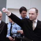 El ultraderechista Anders Behring Breivik saluda con el puño en alto antes del juicio.