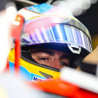 Fernando Alonso, al volante de su McLaren, durante uno de los entrenamientos del Gran Premio de Baréin.