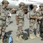 El jefe del Estado  Mayor del  Ejército de Tierra, Antonio García, recibe a los soldados en Zaragoza