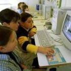 Unos niños usan un ordenador en el colegio de Gordaliza del Pino