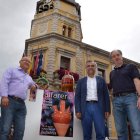 Gallego, Palazuelo y González, delante del Ayuntamiento.