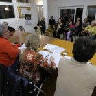 Imagen de la última asamblea vecinal celebrada en el Centro Cívico de Flores del Sil.