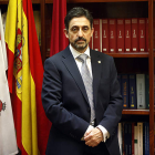 Leonardo Olivares, presidente del Colegio de Graduados Sociales, en la sede de la entidad. MARCIANO PÉREZ