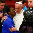 El Papa abraza a una mujer durante la audiencia con personas pobres.