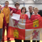 Los luchadores de la territorial, junto al director técnico, Sito Sáez, el árbitro Pablo Martínez y el entrenador Ángel Carrizo.