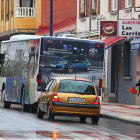 El servicio de autobuses ha sufrido retrasos por obras en las calles Astorga y Palencia de León. DL