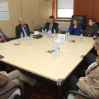 Al fondo, García Prada, Concepción, Conde Díez y Hernáiz, durante la reunión con la Junta de Jueces de Ponferrada.