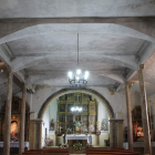 Retablo de la iglesia, con el falso techo que podría ocultar el artesonado original.