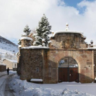 El palacio de los Quiñones, en pleno centro urbano de Riolago de Babia, es un conjunto monumental que data del siglo XVII.