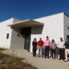 l alcalde y varios concejales de Villaquilambre junto con el arquitecto de la obra, ayer en Villarodrigo.