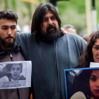 Los padres de Lucía Pérez, Guillermo Pérez (c) y Marta Montero (d), durante una marcha en Mar del Plata (Argentina) en repudio al asesinato de su hija en esta localidad costera.