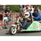 Una de las carrilanas participantes en el descenso de las Fiestas de la Encina. L. DE LA MATA