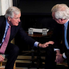 Michel Barnier junto al ministro para la salida del Reino Unido de la UE, David Davis. NEIL HALL