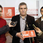 Julio Villarrubia, secretario general del PSOE en Castilla y León, junto a Tino Rodríguez, secretario provincial y José Luis González, secretario del PSOE en el Curueño.