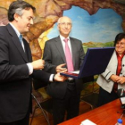 Manuel Ángel Morales entregó una placa a Escudero.