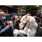 Isabel Díaz Ayuso, de campaña por Alcobendas, sostiene en alto a un perro de un simpatizante. COMUNICACIÓN PP