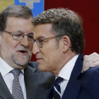 Mariano Rajoy felicita a Alberto Núñez Feijóo durante su toma de posesión del cargo. LAVANDEIRA JR