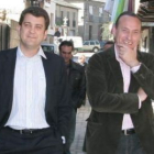 Carlos López Riesco y Alfonso Arias, paseando por Molinaseca, en el 2008.