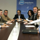 El senador del PP y vicesecretario de Política Parlamentaria, Luis Aznar, se reúne con los alcaldes de los municipios afectados por el impago del IBI derivado del paso de la autopista del Huerna