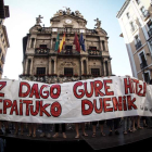 La plaza Consistorial de Pamplona volvió a congregar a un gran número de disconformes. VILLAR LÓPEZ