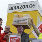 Los sindicatos alemanes protestan a las puertas de la sede de Amazon en el país tras la emisión del reportaje.