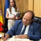 El alcalde firmando en el libro de honor. DL