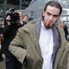 Michael Delefortrie, uno de los condenados en el macrojuicio contra la organización Sharia4Belgium, abandona el tribunal, este miércoles en Amberes.