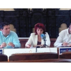 Luis Miguel Abello, Victorina Alonso y César Núñez, en el salón de plenos del Ayuntamiento.