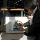 Luis Carnicero explica el gesto que representa la escultura ante un boceto de la misma