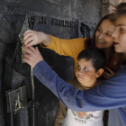 Tirar de las narices al San Froilán en bronce de la Basílica es una tradición para conseguir el deseo que se le pida. MARCIANO PÉREZ