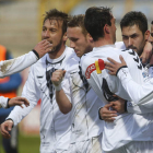 Los jugadores de la Cultural Nacho Matador, Álvaro Tejedor, Isaac Aketxe, Juan Bardal y Sultán celebran el gol de Iosu Villar, al que abraza el defensa central astorgano.