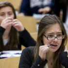 Una estudiante universitaria durante un examen.