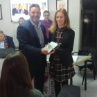 Ana Isabel Tagarro recibiendo su placa. DL